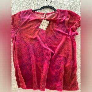 NWT tshirt style top.  Gorgeos vibrant color